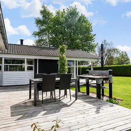 Cozy Summer House, Dyngby With Private Garden