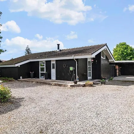 Cozy Summer House, Dyngby With Private Garden Ferienhaus *